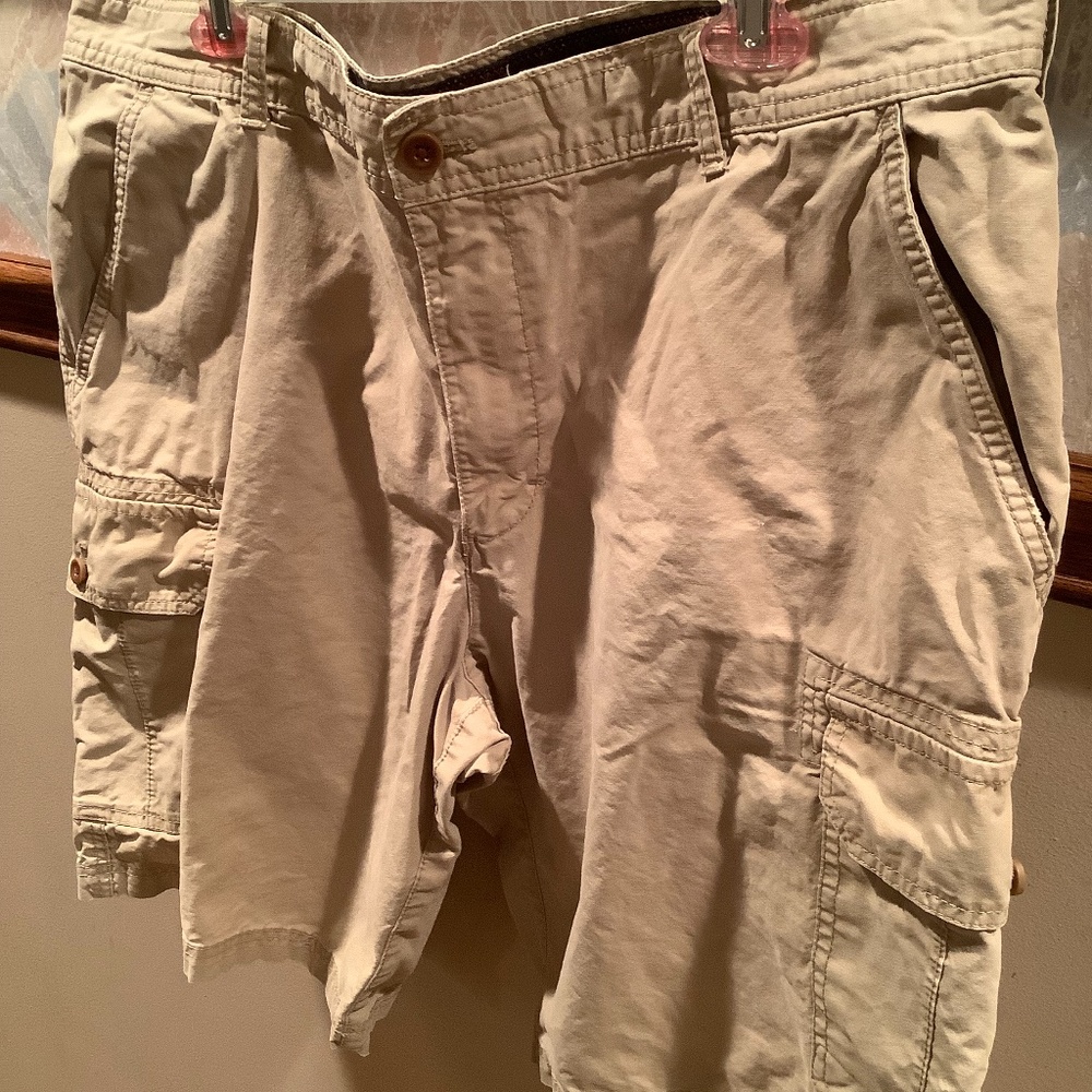 Men’s Izod medium colored khaki cargo shorts.